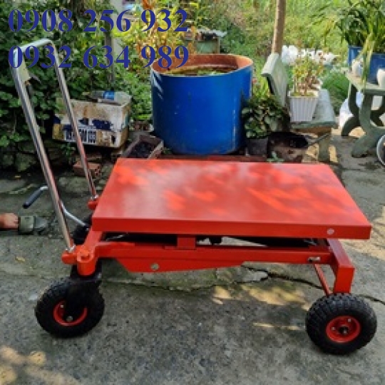 Xe nâng mặt bàn bánh lớn 1 tấn kéo đẩy trên nền đất dùng trong vườn mai cây kiểng