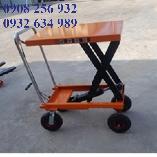 Xe nâng bàn bánh lớn 500kg di chuyển trên nền đất gồ ghề TPHCM